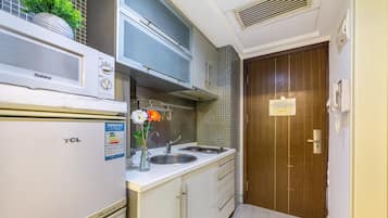 Full-sized fridge, microwave, stovetop, electric kettle
