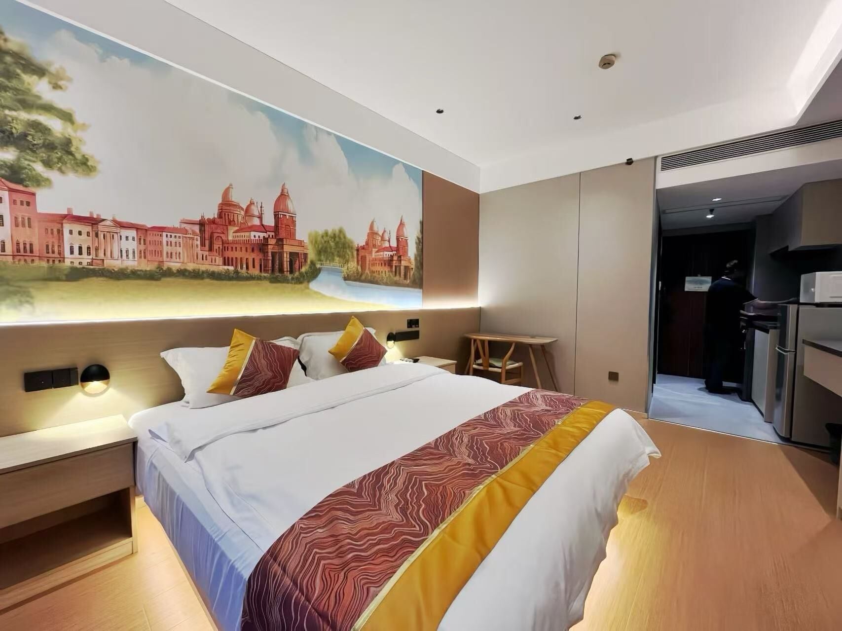 Quarto casal luxo | Escrivaninha, espaço de trabalho para notebook, cortinas blackout