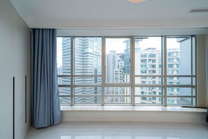 两室双床大套房 | 办公桌、笔记本电脑工作区、遮光窗帘、隔音