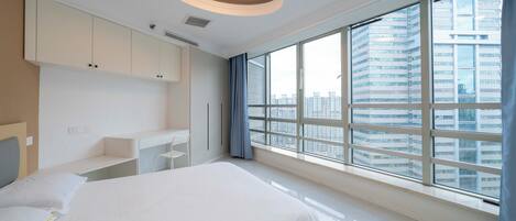 Luxe appartement, 2 slaapkamers | Een bureau, een laptopwerkplek, verduisterende gordijnen