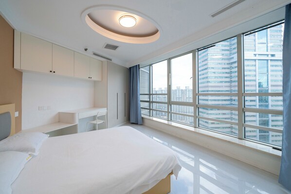 Apartamento de lujo, 2 habitaciones | Escritorio, espacio para trabajar con un portátil, cortinas opacas