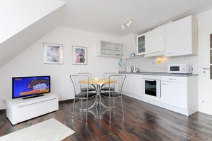 Køleskab, mikrobølgeovn, ovn, kaffe-/temaskine