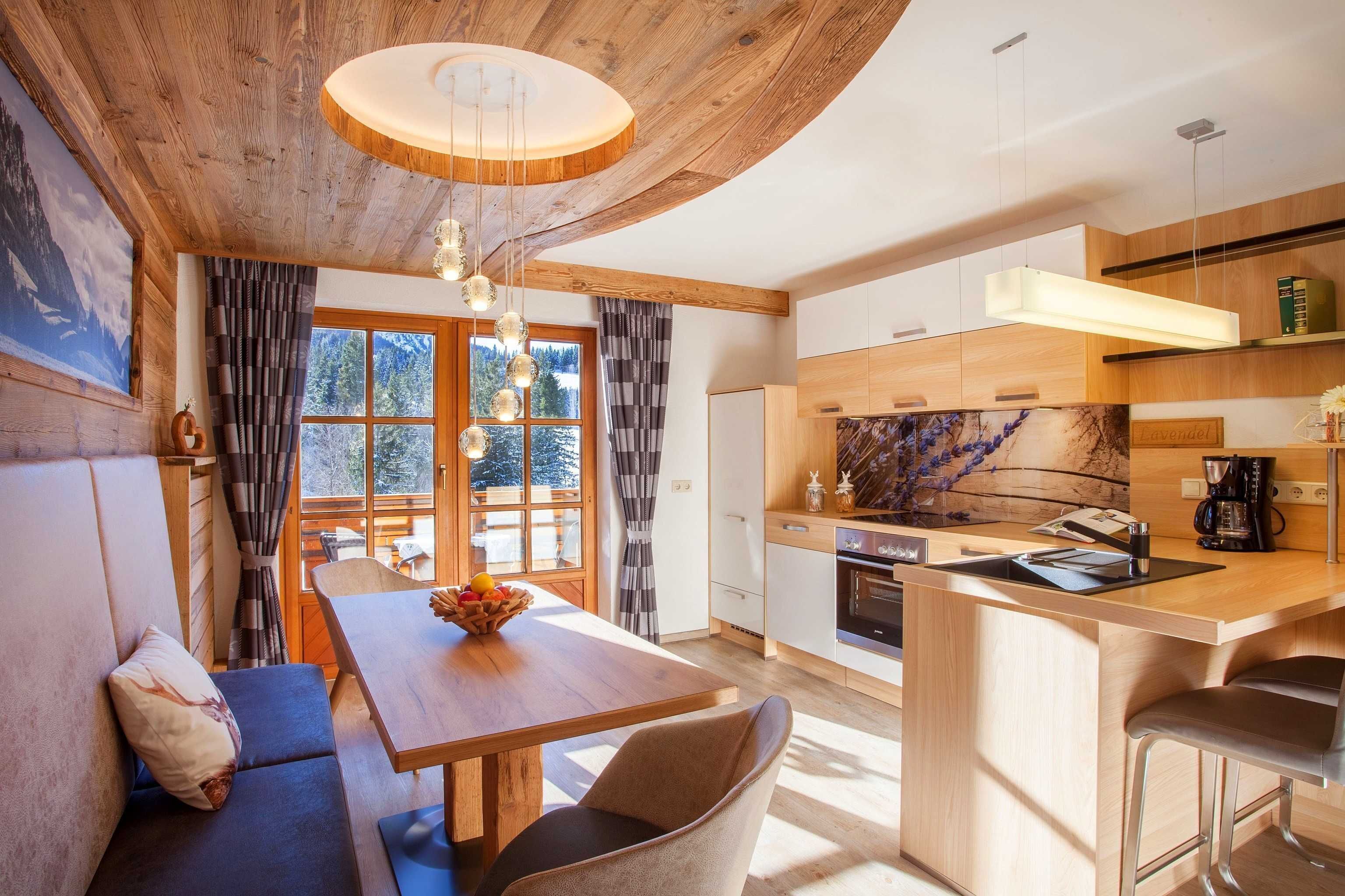 Een koelkast, een magnetron, een oven, een vaatwasser