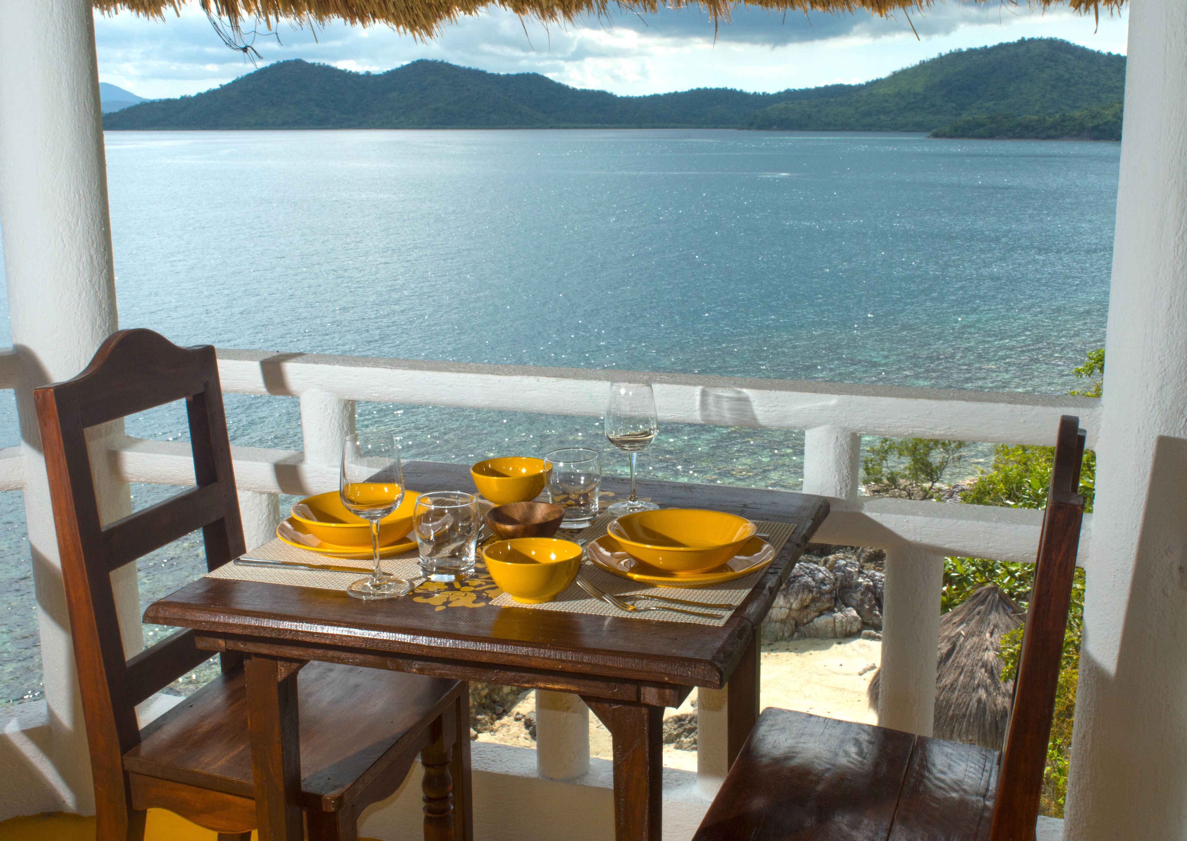 Aperto a colazione, cucina locale e internazionale, con vista sul mare 