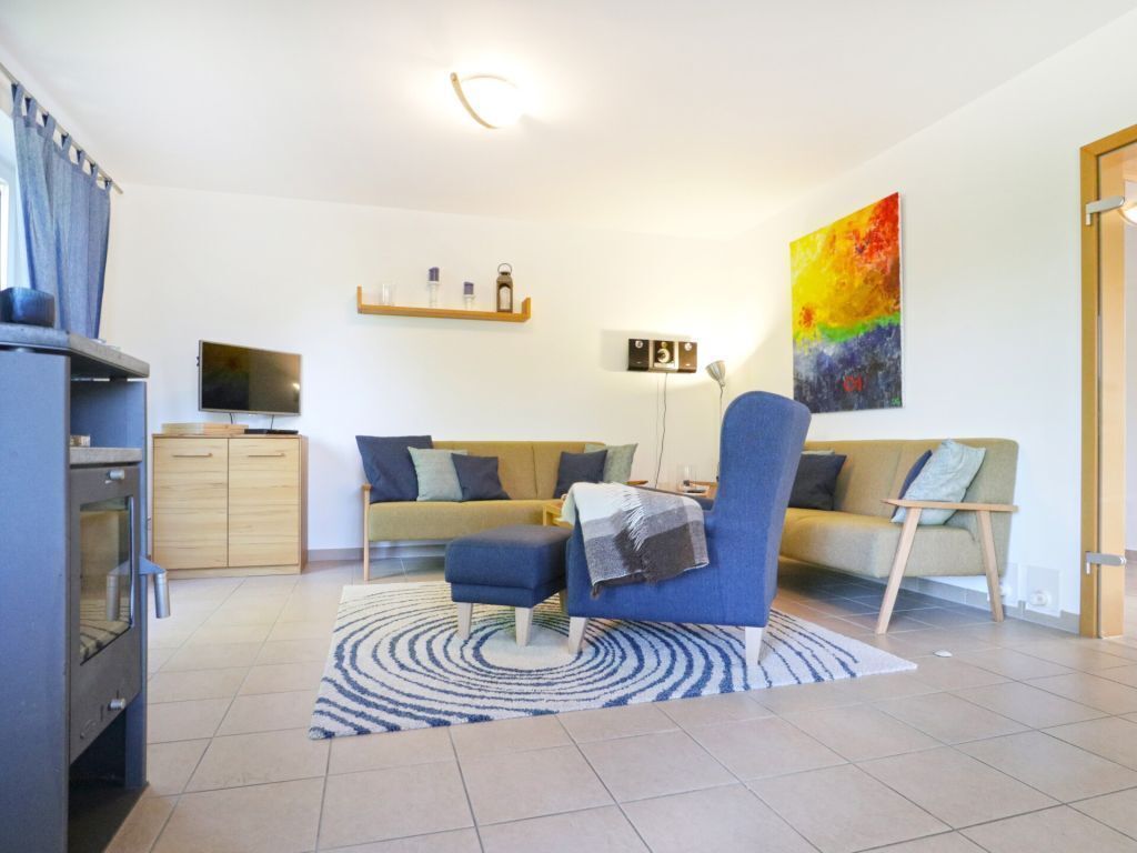 Una televisión, una chimenea