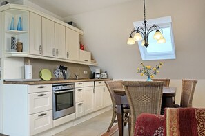 Kühlschrank, Ofen, Geschirrspüler, Wasserkocher mit Kaffee-/Teezubehör