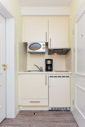 Kühlschrank, Mikrowelle, Wasserkocher mit Kaffee-/Teezubehör