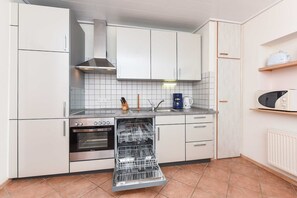 Kühlschrank, Mikrowelle, Ofen, Geschirrspüler