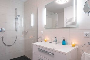 Shower, hair dryer, towels, soap - Apartment Diamant with penthouse flair - Oasis on the lagoon - Diamant (4-6) (Garz/Usedom)