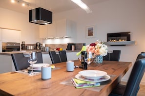 Una cocina moderna con zona de comedor.