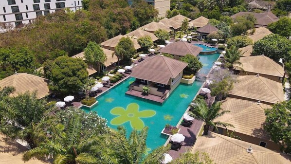 Außenpool, geöffnet von 06:00 Uhr bis 22:00 Uhr, Sonnenschirme