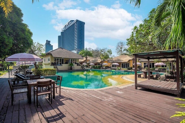Una piscina al aire libre (de 06:00 a 22:00), sombrillas, tumbonas