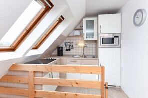 Kühlschrank, Mikrowelle, Geschirrspüler, Hochstuhl