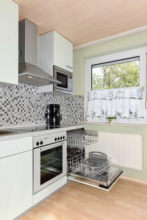Kühlschrank, Mikrowelle, Ofen, Geschirrspüler
