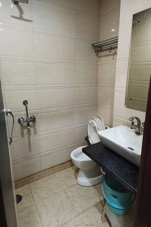 Deluxe-Zimmer | Badezimmer | Dusche, kostenlose Toilettenartikel, Handtücher