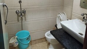 豪華客房 | 浴室 | 淋浴設備、免費盥洗用品、毛巾
