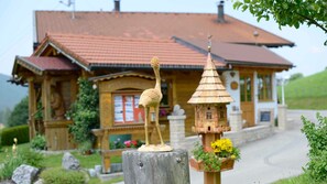 Exterior detail - Oriel room in a golden melissa dress 1 - Alpine retreat Haus am Anger (Jungholz)