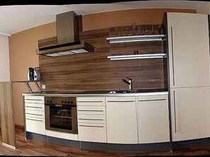 Kühlschrank, Geschirrspüler, Wasserkocher mit Kaffee-/Teezubehör