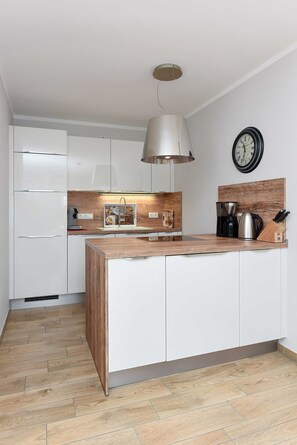 Réfrigérateur, micro-ondes, lave-vaisselle, cafetière/bouilloire