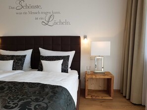 2 slaapkamers, een kluis op de kamer, een bureau, reisbedje
