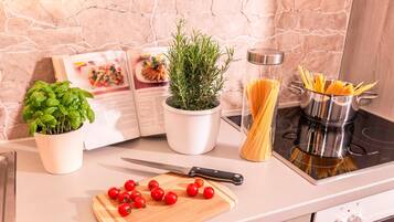 Fridge, oven, dishwasher, coffee/tea maker