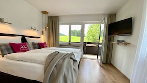 2 bedrooms, in-room safe, desk, travel cot - Eagle's eye view - HUBERTUSHOF (Jungholz)