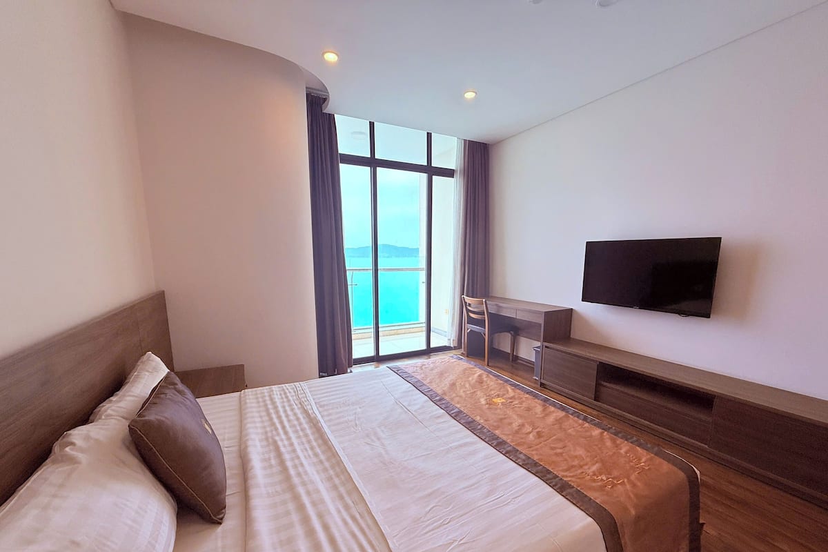 Deluxe Double or Twin Room, Balcony, Sea View | Premium bedding, minibar, in-room safe, desk