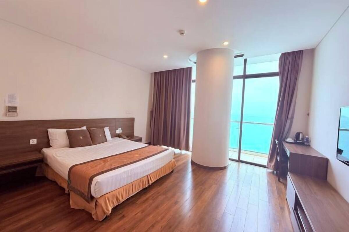 Luxe beddengoed, een minibar, een kluis op de kamer, een bureau