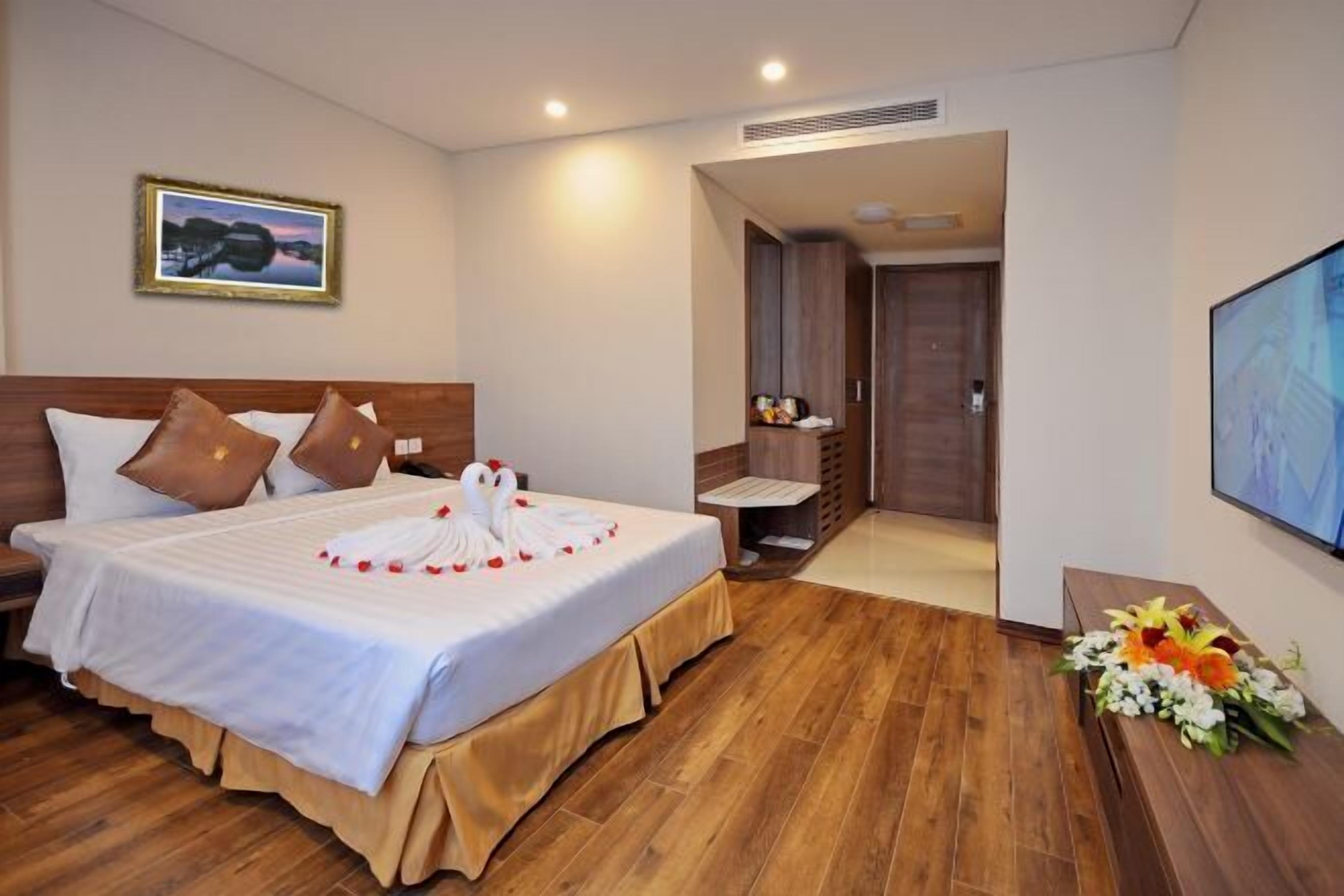 Premium bedding, minibar, in-room safe, desk