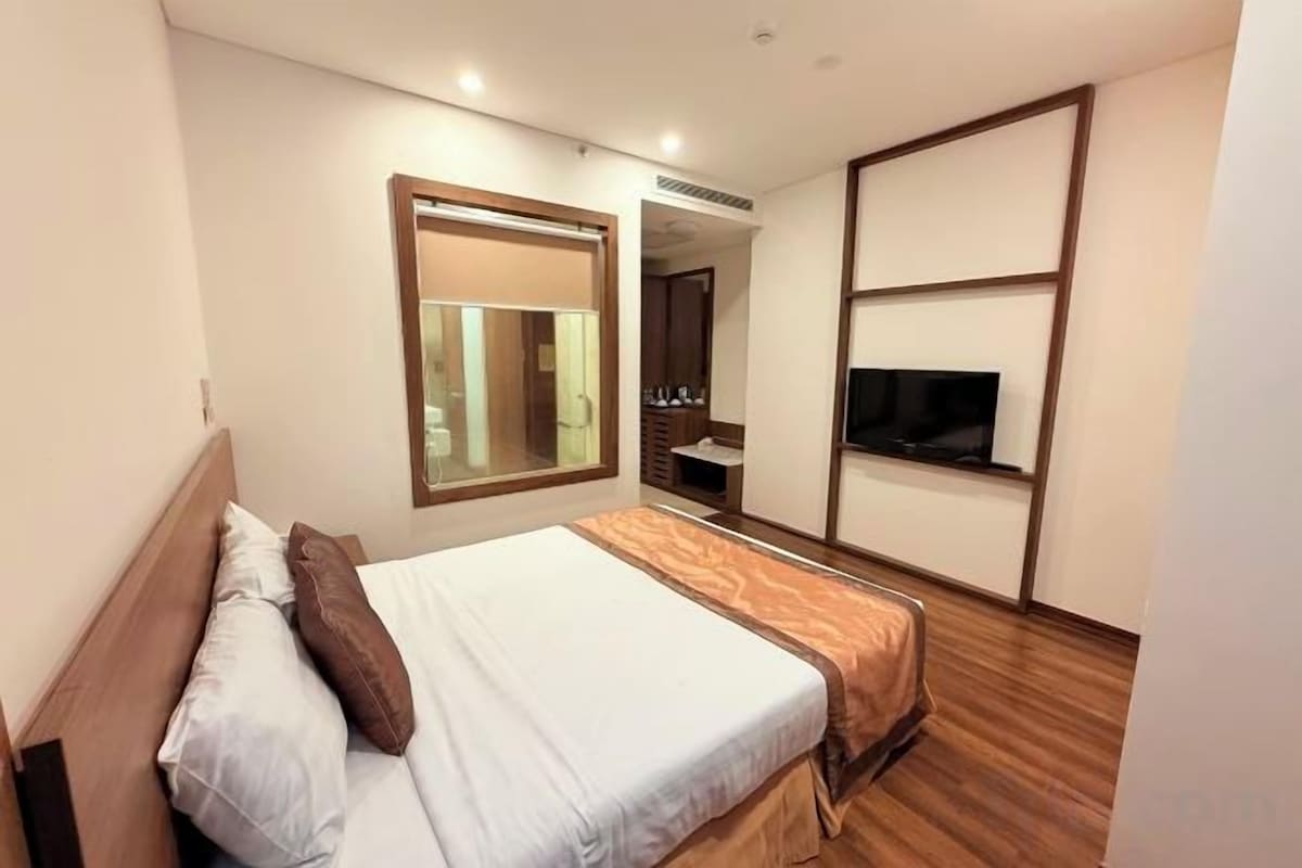 Premium bedding, minibar, in-room safe, desk