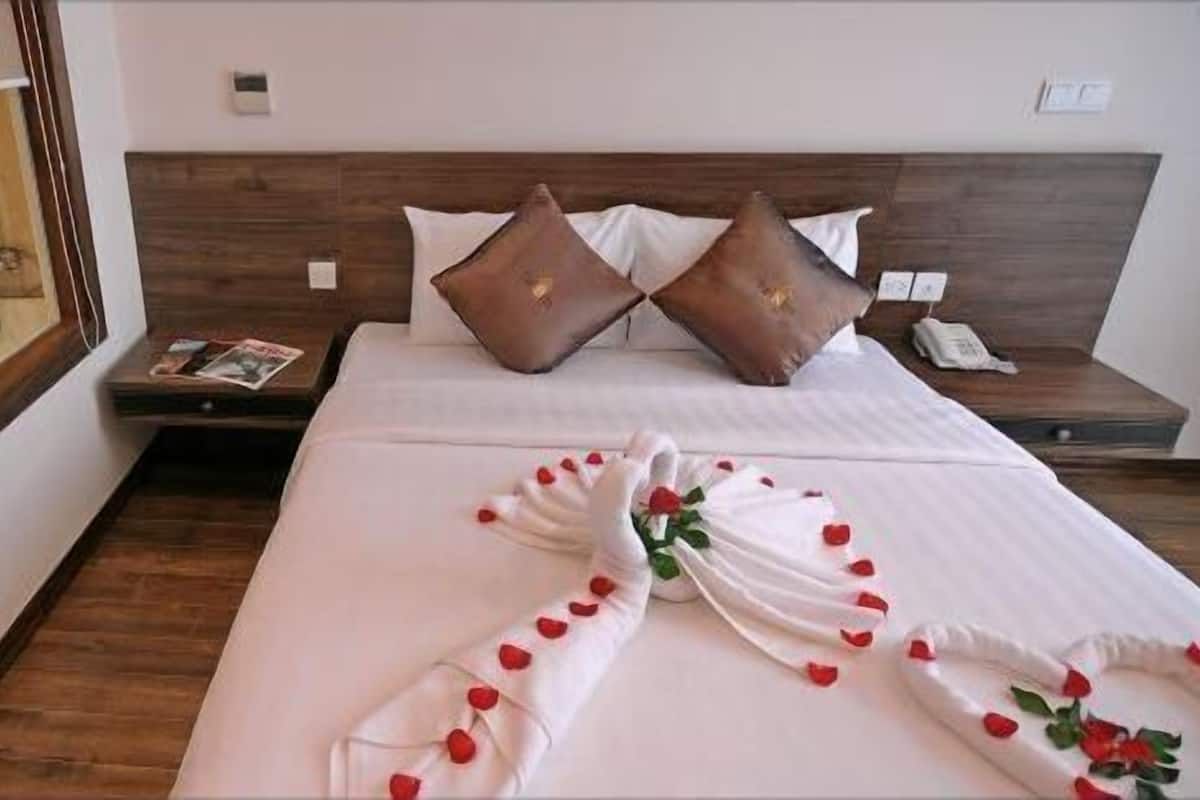 Premium bedding, minibar, in-room safe, desk