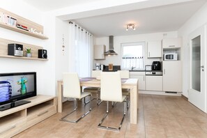 Kylskåp, mikrovågsugn, ugn och diskmaskin