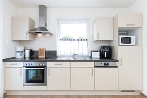 Kühlschrank, Mikrowelle, Ofen, Geschirrspüler
