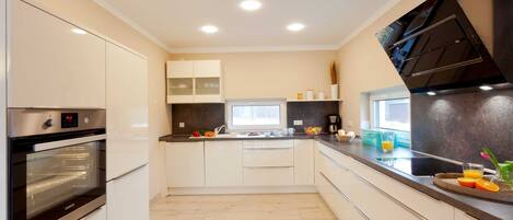 Réfrigérateur, four à micro-ondes, un four, lave-vaisselle