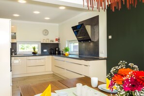 Réfrigérateur, four à micro-ondes, un four, lave-vaisselle