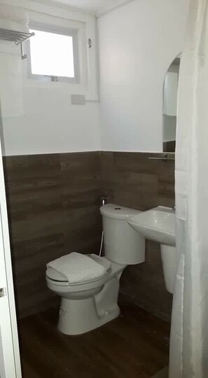 Quarto casal | Banheiro | Chuveiro, produtos de toalete grátis, toalhas de banho