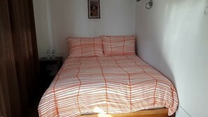 Quarto casal | Escrivaninha, roupa de cama