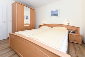 2 Schlafzimmer, Reisekinderbett