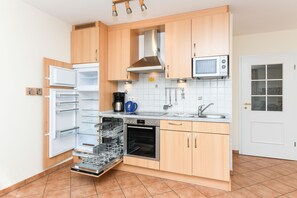 Kühlschrank, Mikrowelle, Ofen, Geschirrspüler