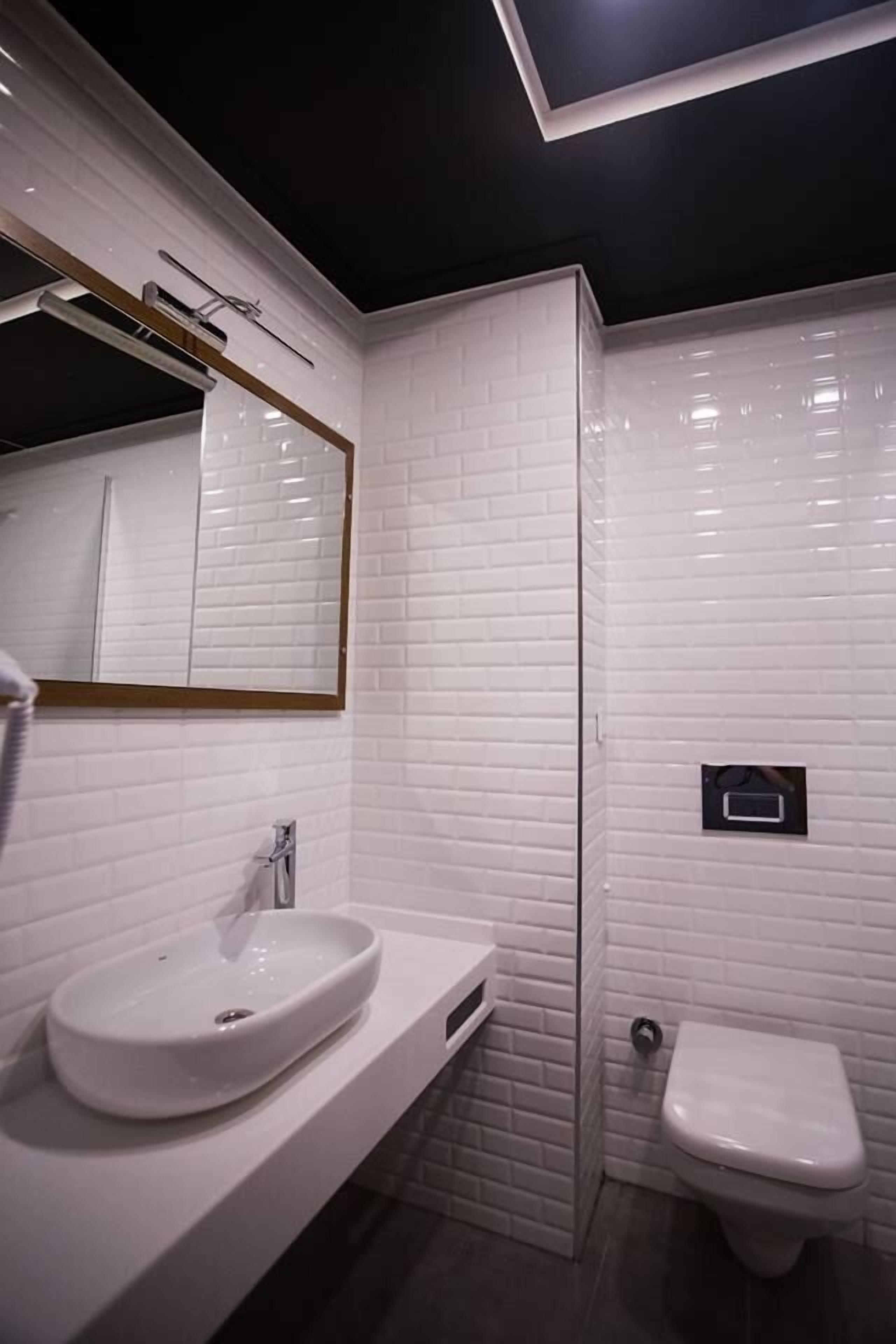standard room | bathroom | free toiletries, hair dryer, slippers, towels
