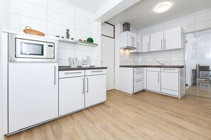 Køleskab, mikrobølgeovn, opvaskemaskine, højstol