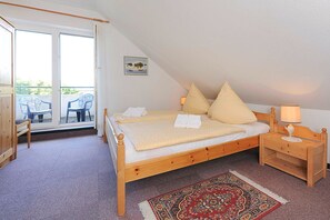 1 bedroom, travel crib