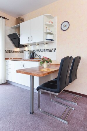 Kühlschrank, Wasserkocher mit Kaffee-/Teezubehör, Wasserkocher, Toaster