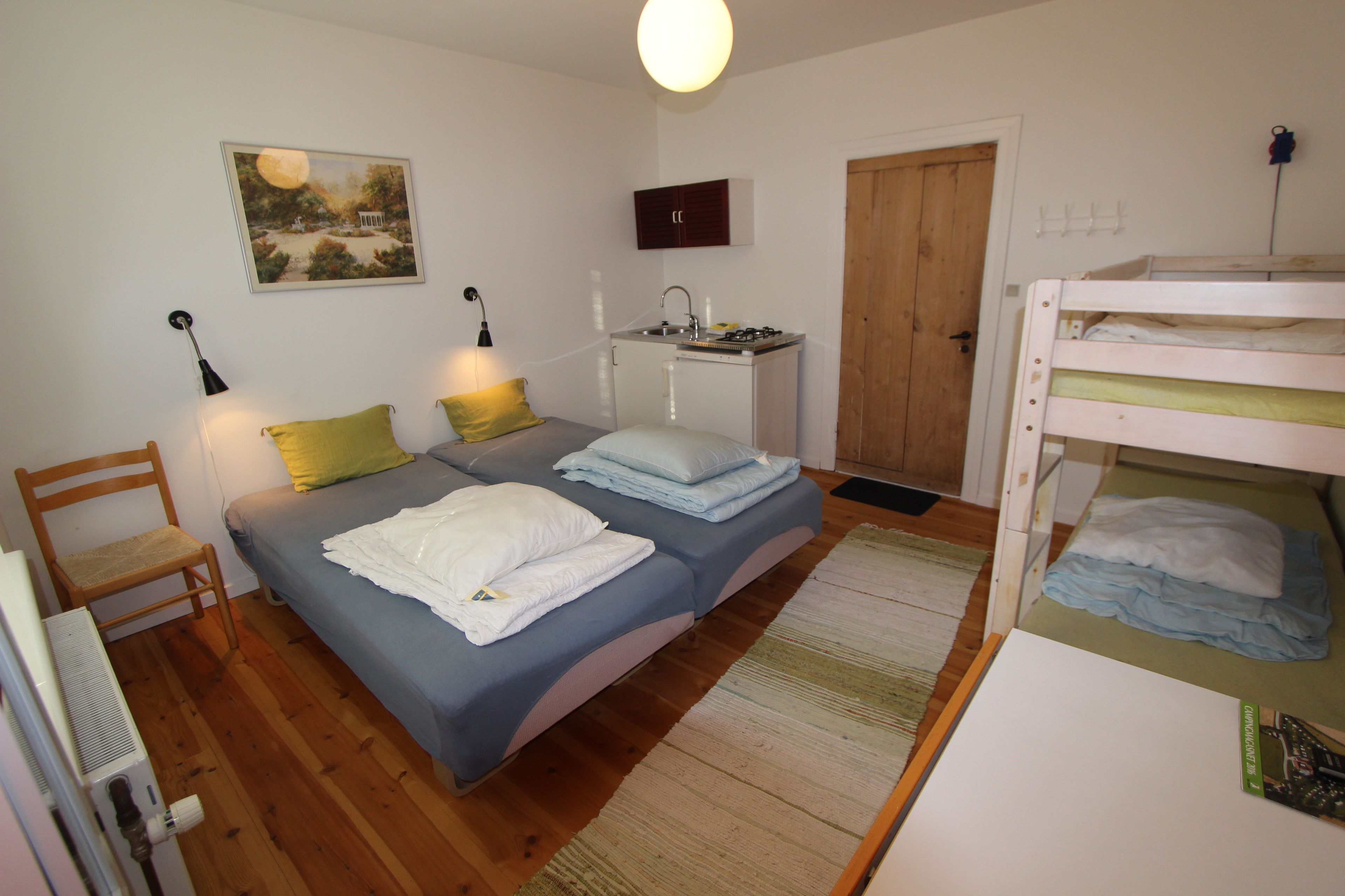 Cots/infant beds, free WiFi