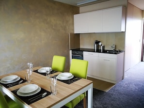 Apartemen Premium, akses difabel | Makan di kamar
