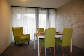 Premium Apartment, Accessible | In-room dining - wohnMOTEL (Altstaetten)