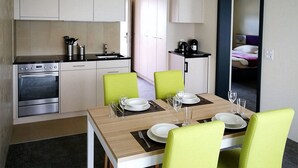 Appartement Prestige, accessible aux personnes à mobilité réduite | Coffre-fort, bureau, système d’insonorisation, fer et planche à repasser