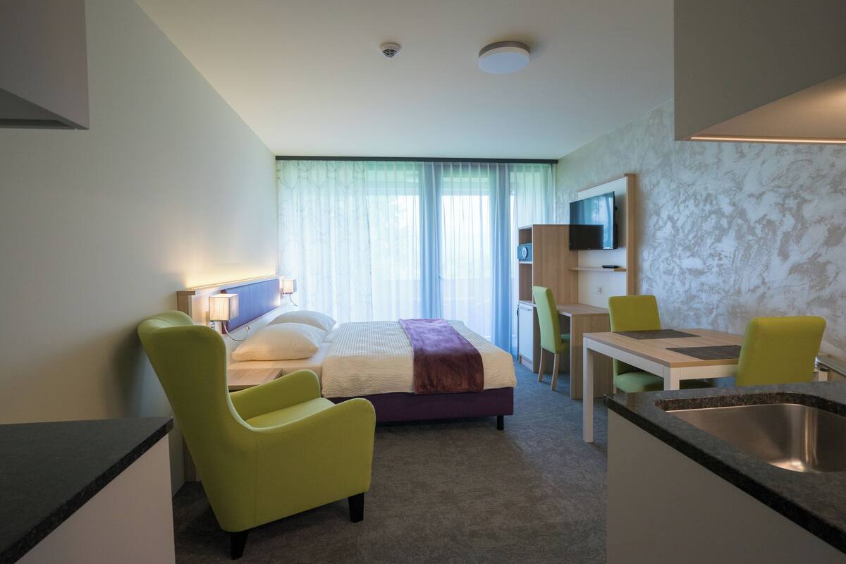 Zimmersafe, Schreibtisch, schallisolierte Zimmer, Bügeleisen/Bügelbrett
