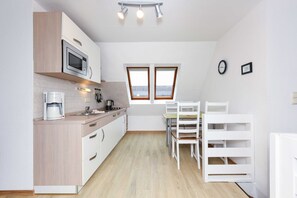 Køleskab, mikrobølgeovn, opvaskemaskine, højstol