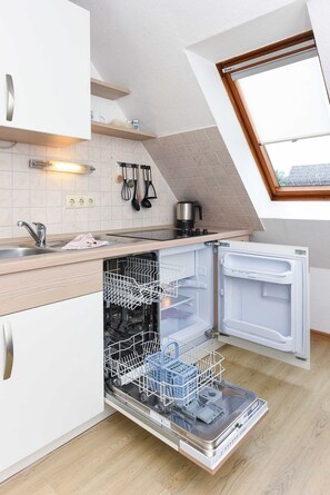 Kühlschrank, Mikrowelle, Geschirrspüler, Hochstuhl